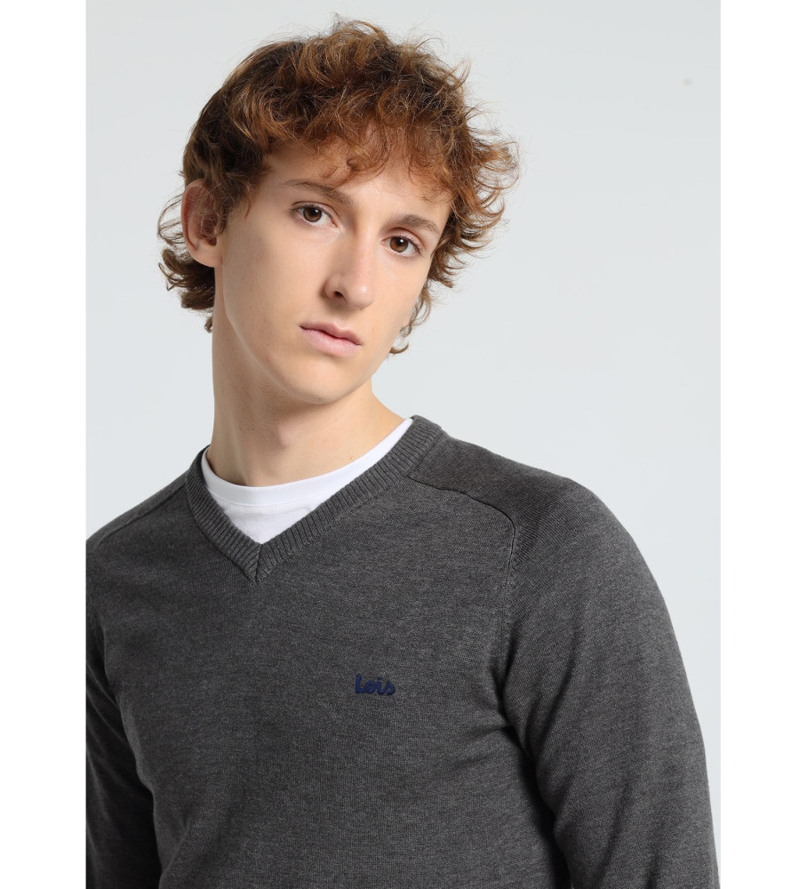 Blusa básica Lois com decote em V e bordado de touro cinza.