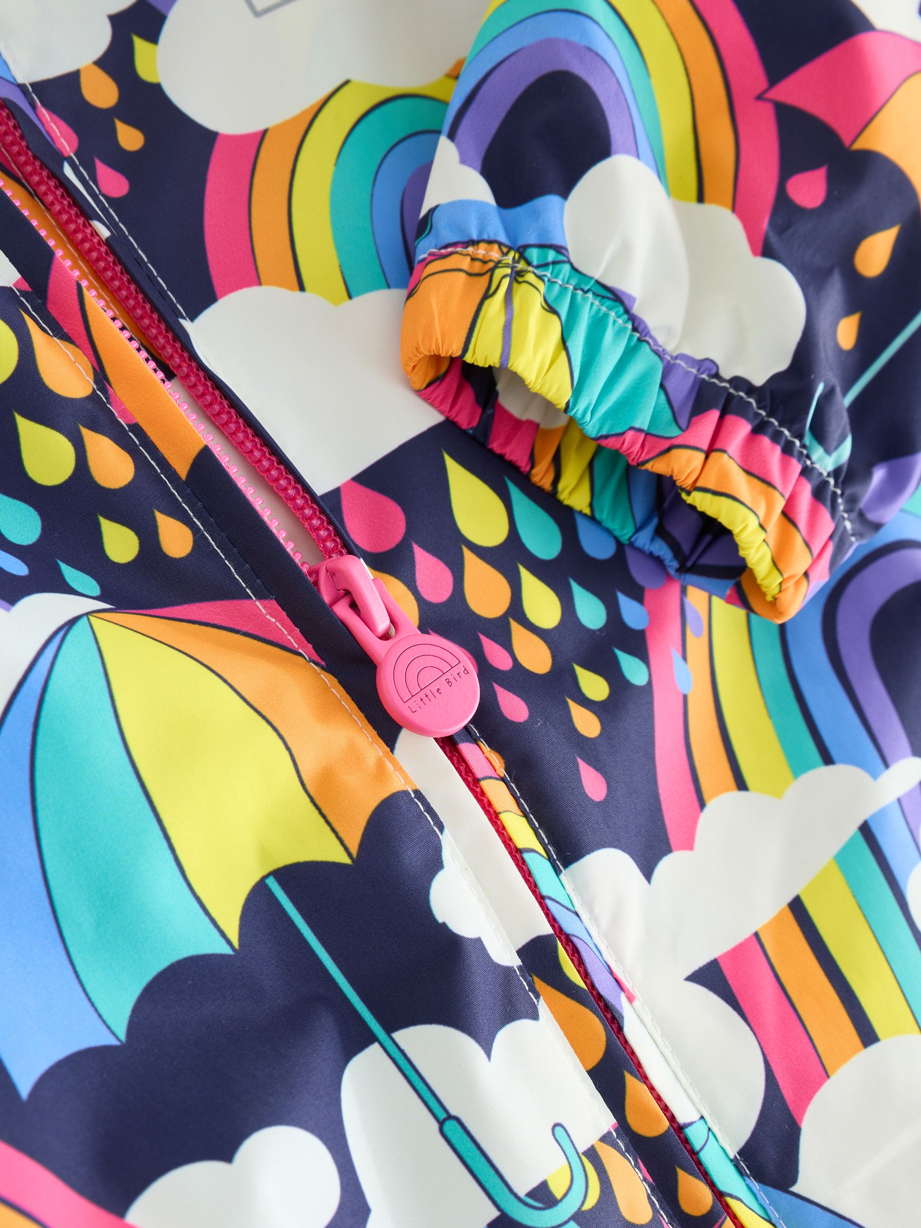 Marineblauw met regenboogprint - Little Bird by Jools Oliver waterdicht regenpak