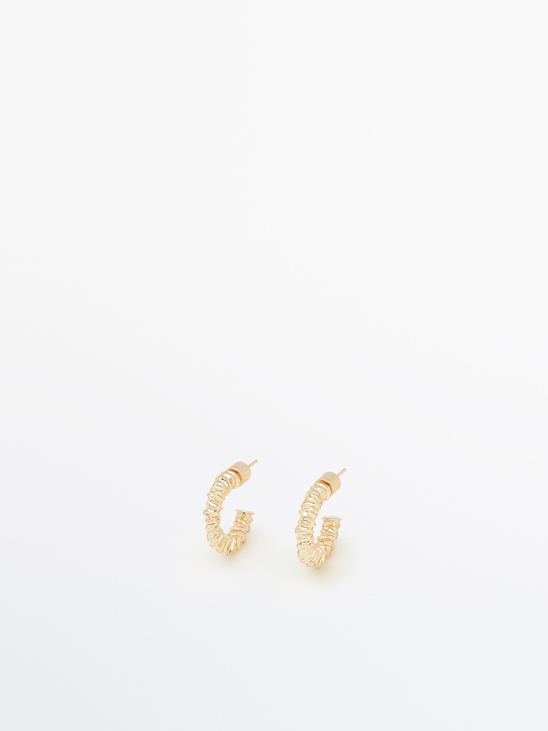 Brincos de argola pequenos com textura banhada a ouro - DOURADO