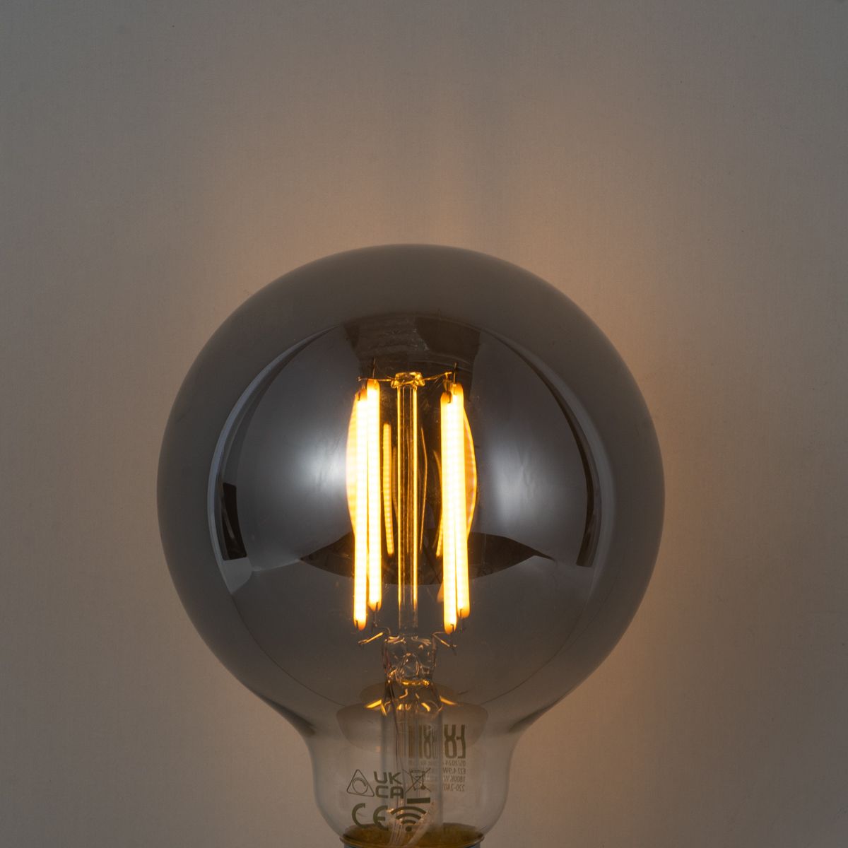 Smart E27 dimbare LED lamp G95 smoke 4.9W 150 lm 1800K
