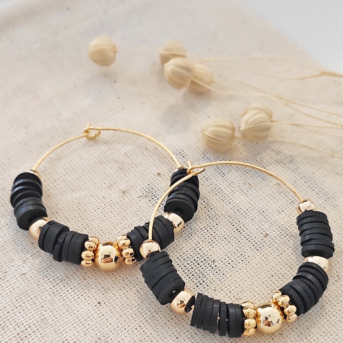Boucles d'oreilles - Laiton plaqué or & perles noires