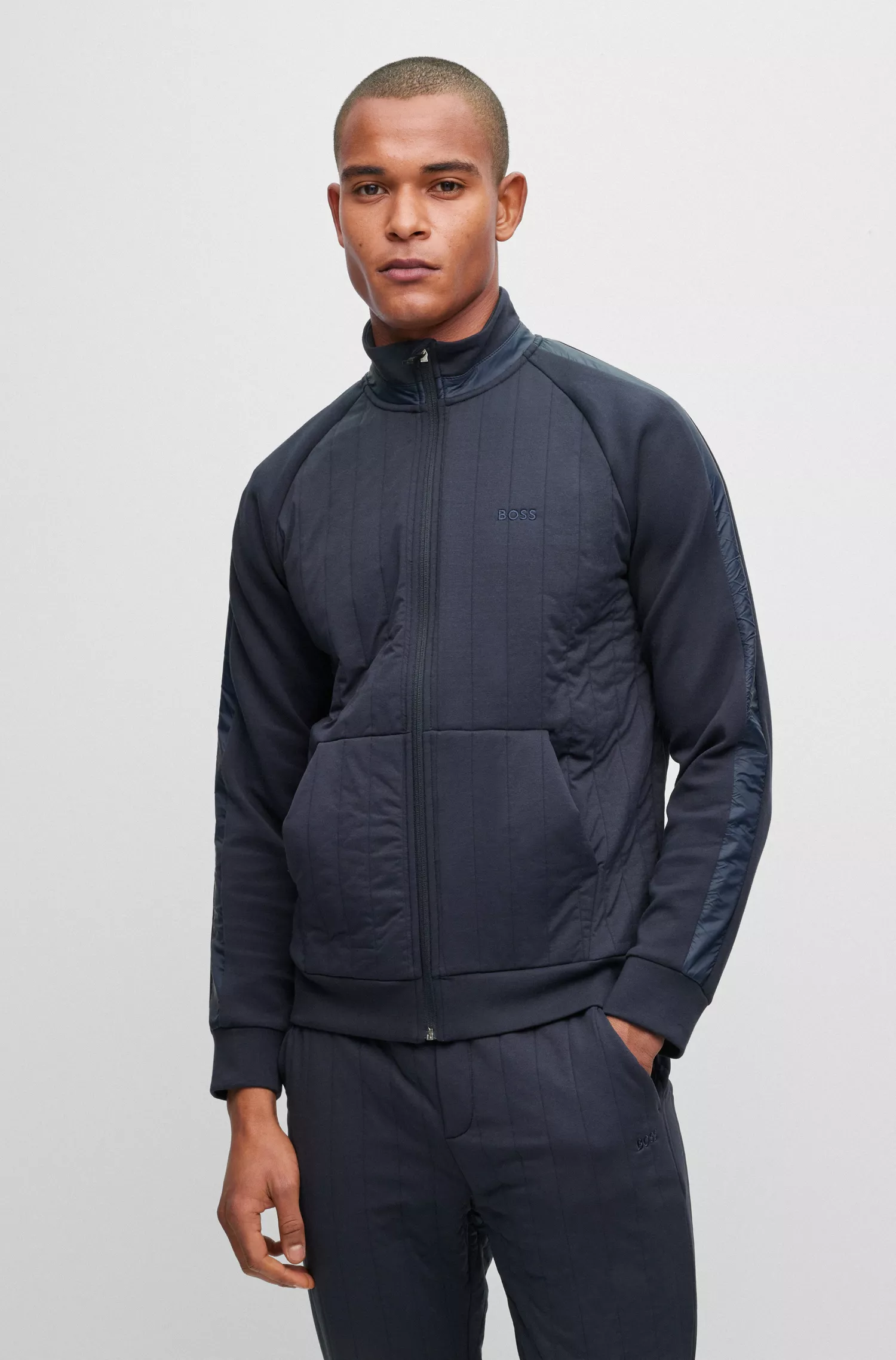 Moletom BOSS Green-Hybrid com zíper e tecido jersey acolchoado verticalmente.