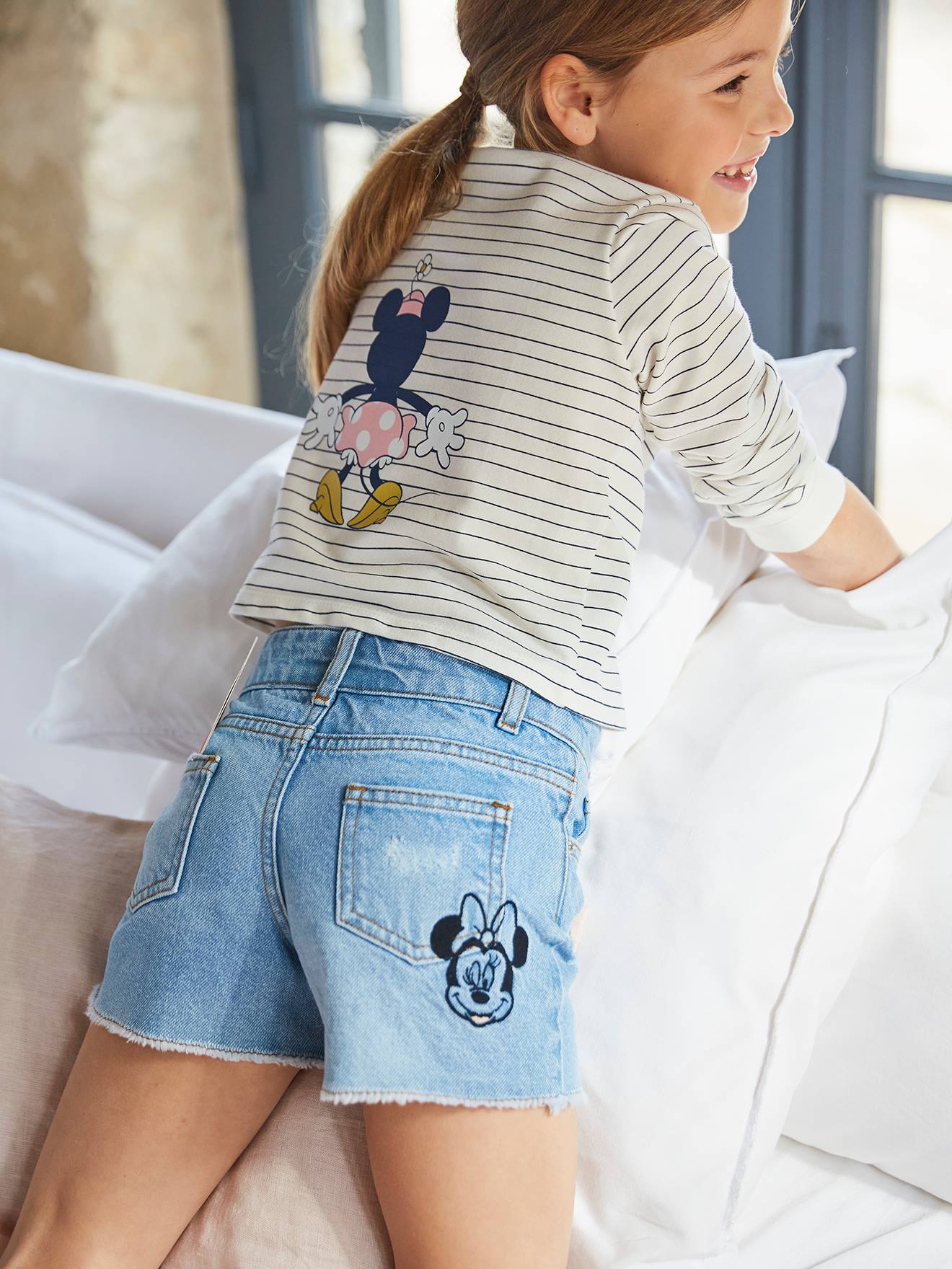 Shorts jeans bordados DS Minnie® em azul claro lavado
