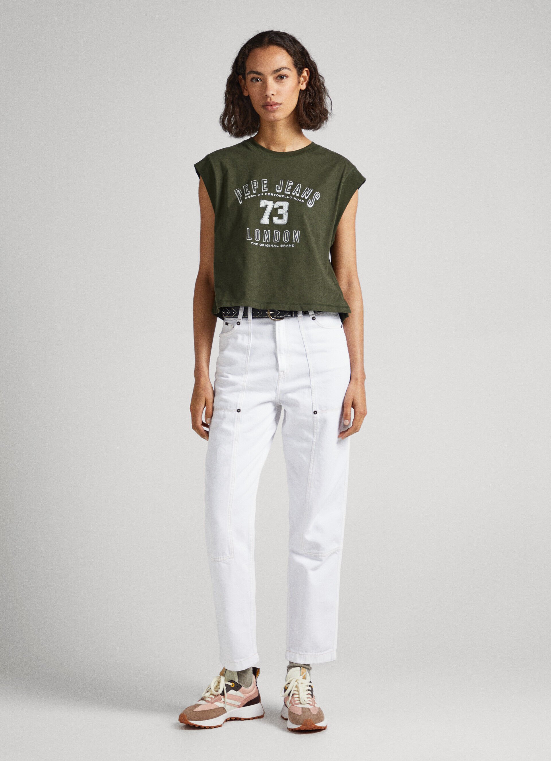 CAMISETA COM LOGOTIPO ESTAMPADO NA MANGA - verde oliva