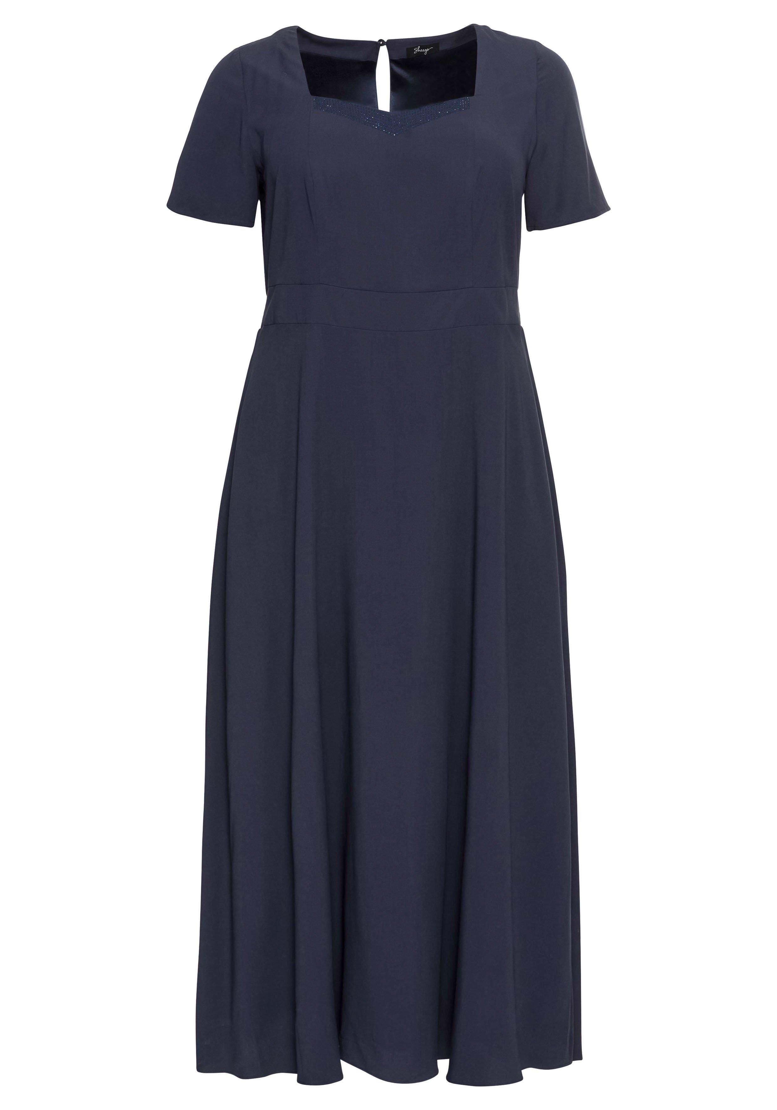 Abendkleid mit Schmucksteinen am Ausschnitt
