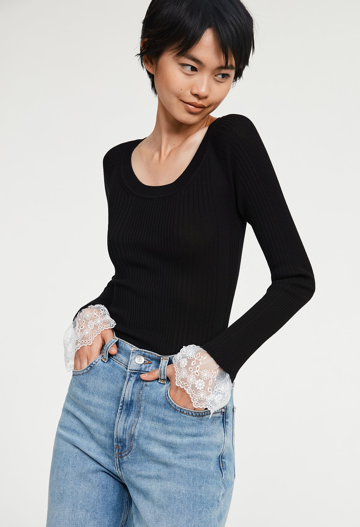 Pull noir maille detail dentelle