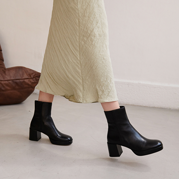 Bottines à bouts carrés  en cuir vieilli noir