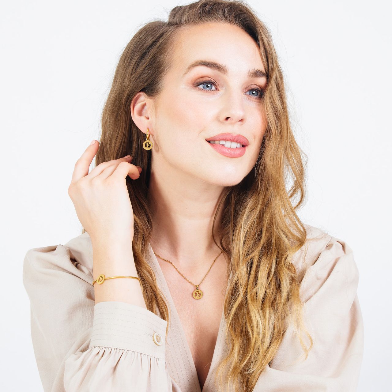 Stalen goldplated oorbellen met letter - F