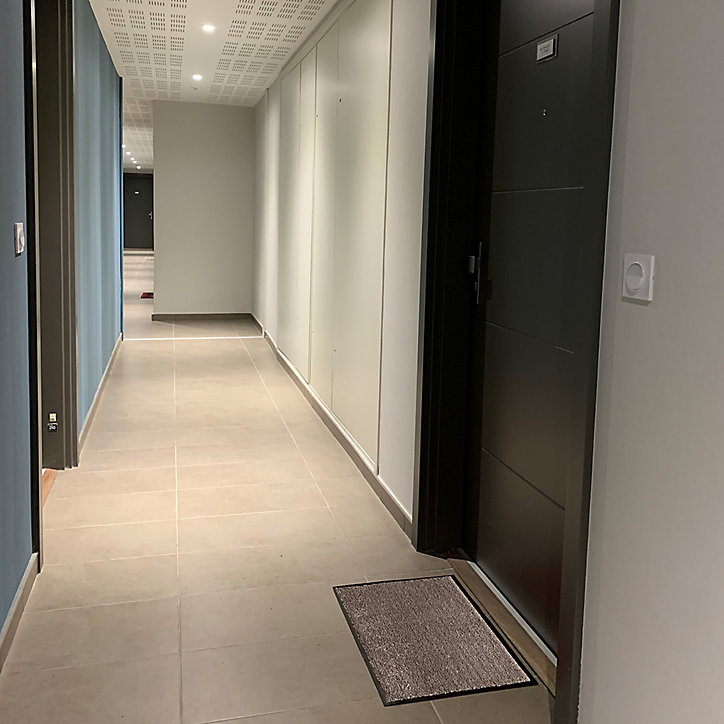 Tapis en microfibres taupe 40x60 cm avec semelle en PVC
