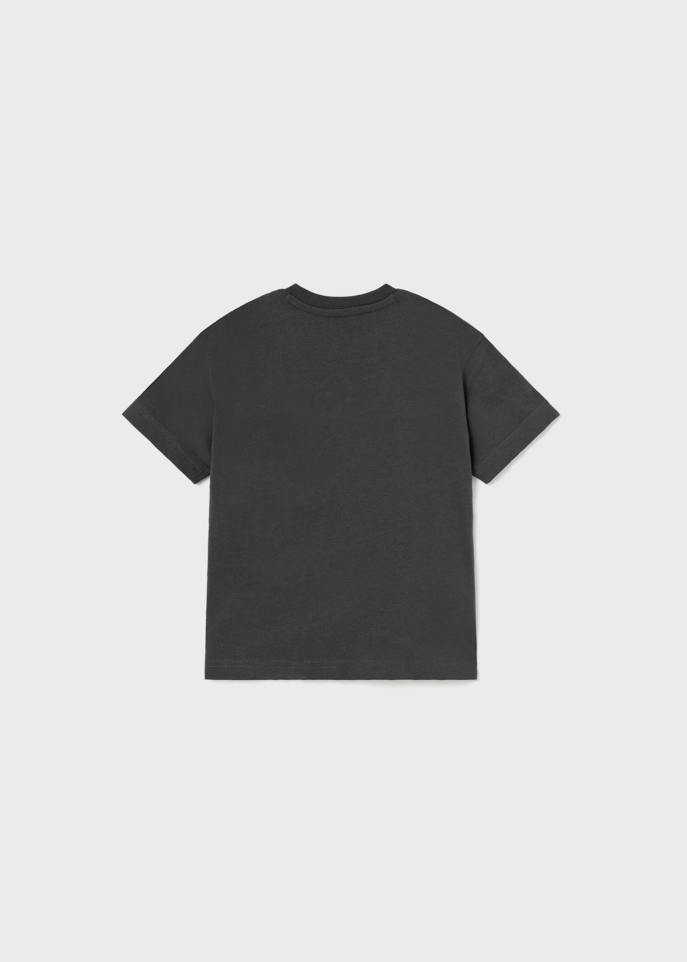 Camiseta infantil de manga curta com estampa interativa.