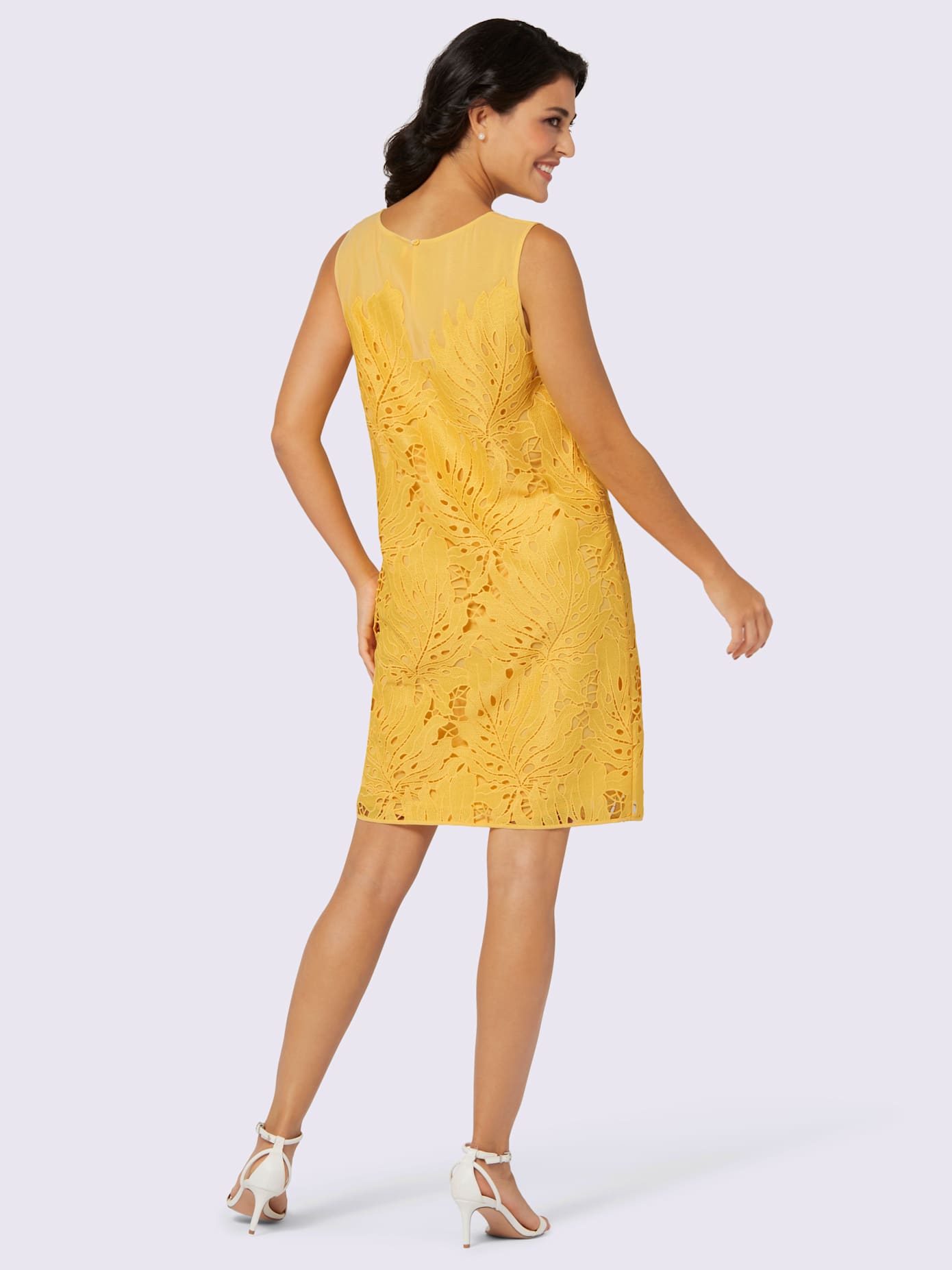 Robe dentelle à doublure opaque