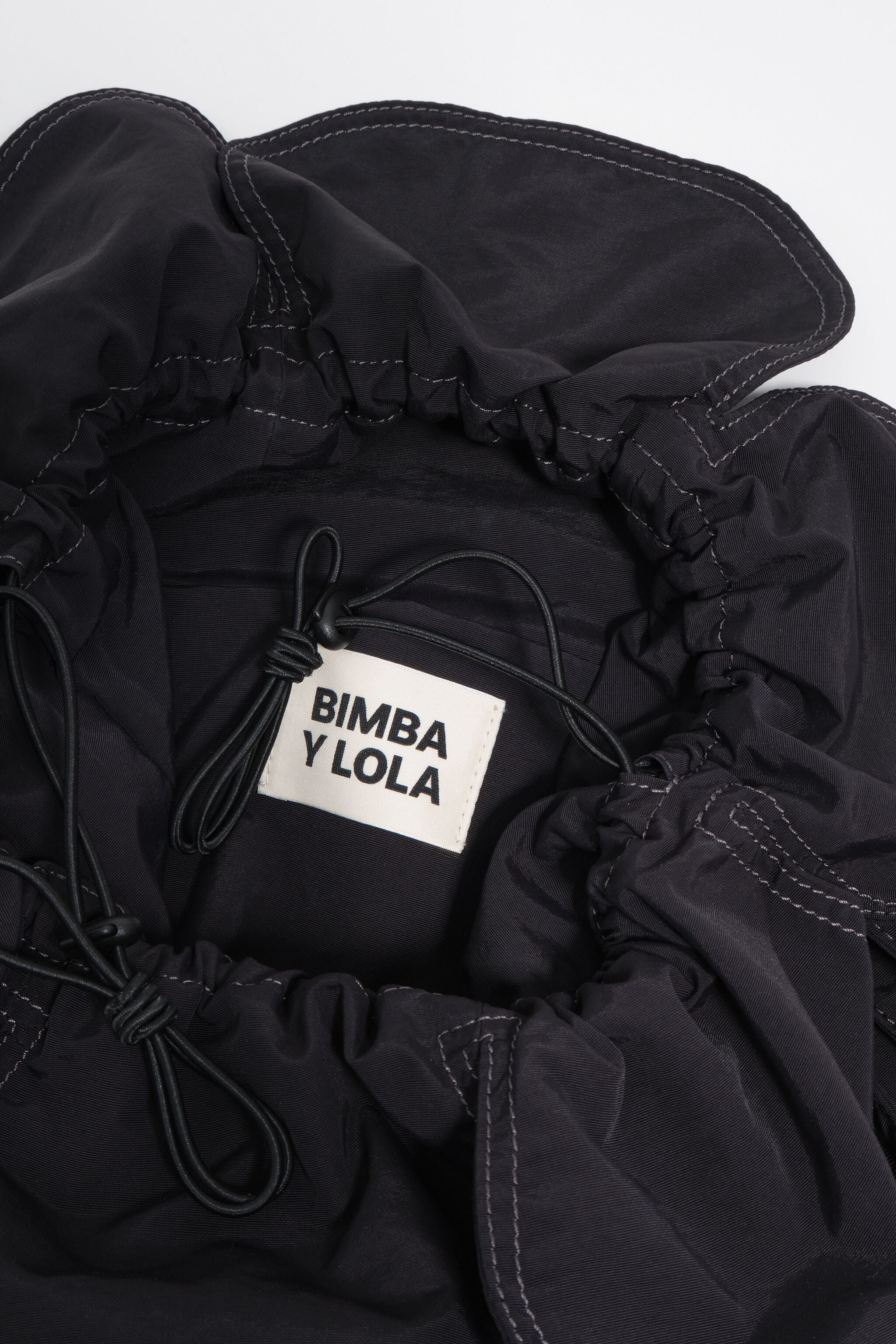 Bolsa Pétalo grande em tecido preto