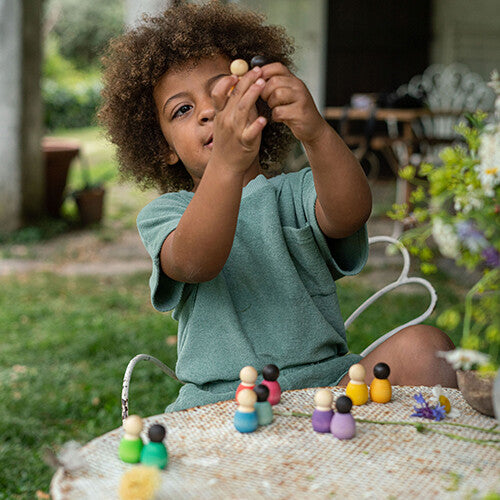 Grapat houten nins® poppetjes baby's in een kom - donker - 6st