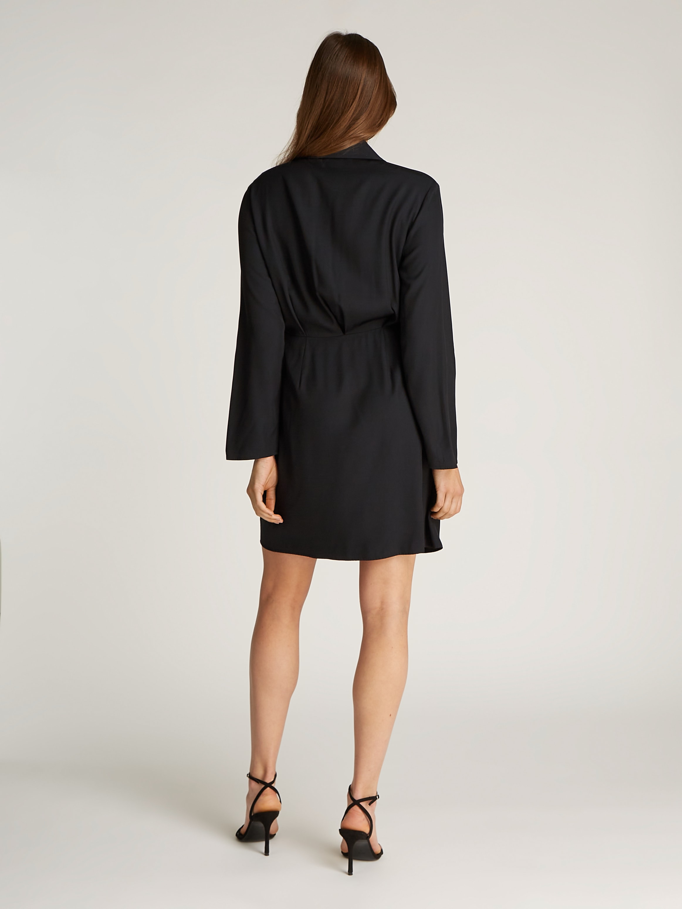 Tommy Hilfiger Wickelkleid »FLUID VIS LS WRAP SHORT DRESS« im Wickeldesign, mit Metalllabel