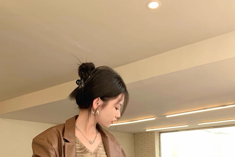 Alfie - Blazer met reverskraag, effen imitatieleer en enkele rij knopen / V-hals gestreepte midi-jurk met spaghettibandjes