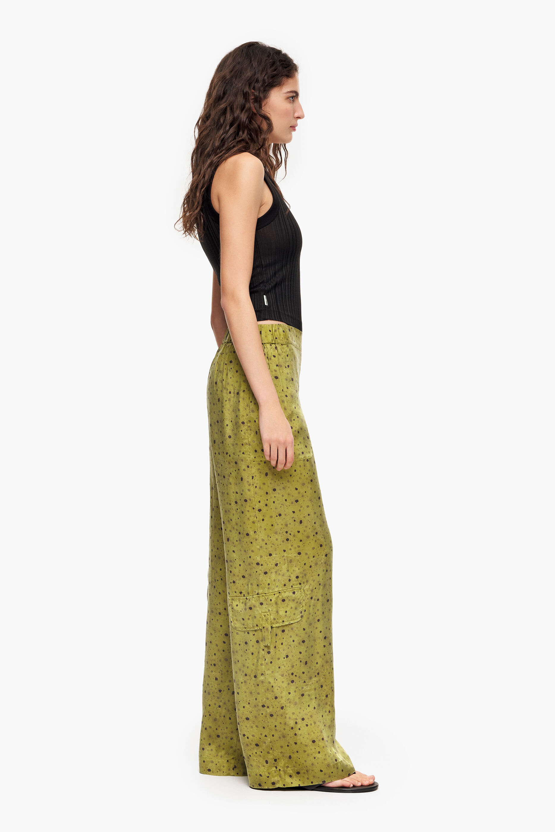 Calça cáqui comprida com estampa floral em cupro