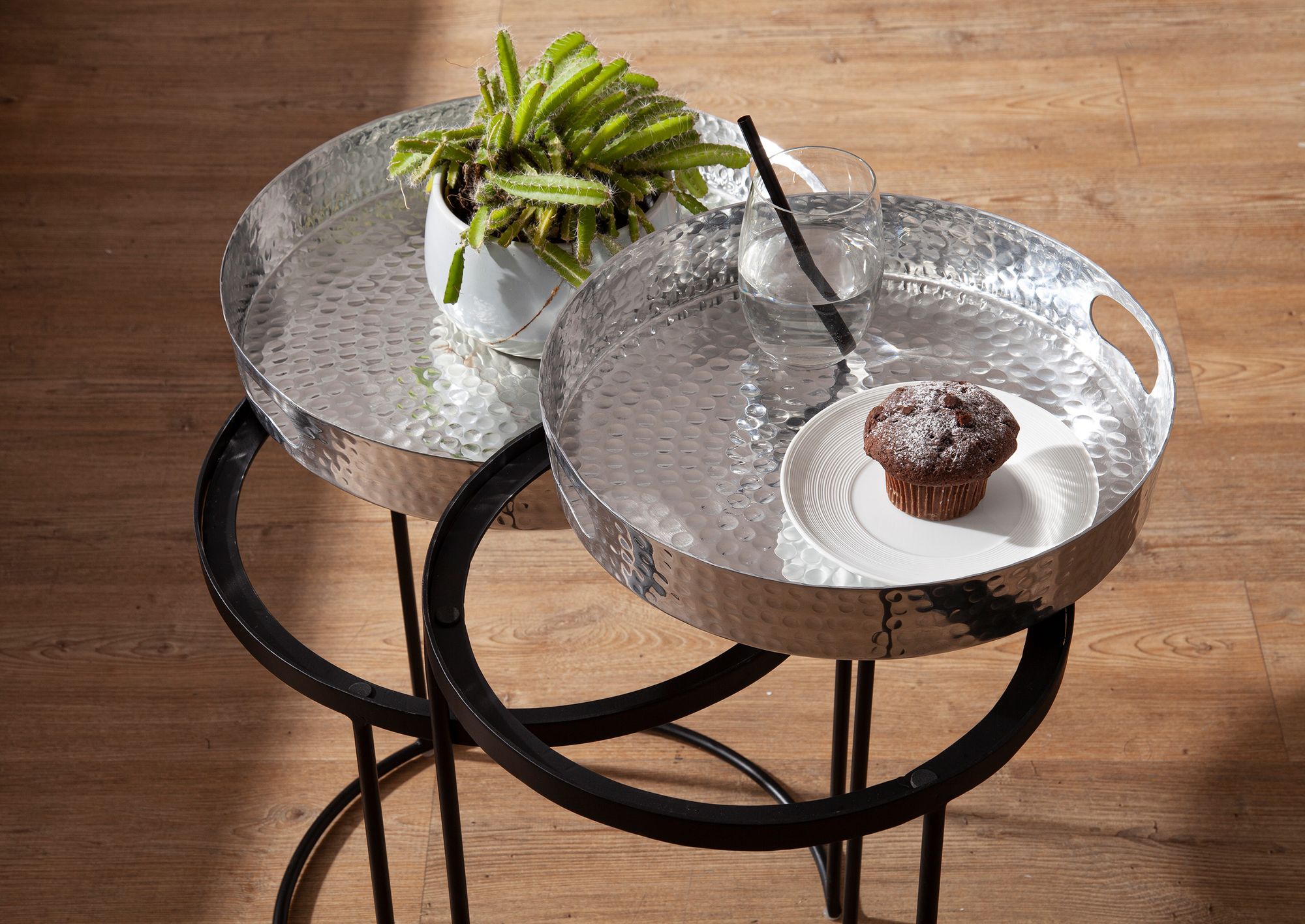 KADIMA DESIGN Beistelltische NERA: Hammerstruktur, Griffmulden, Aluminium & Stahl, abnehmbare Tischplatten.