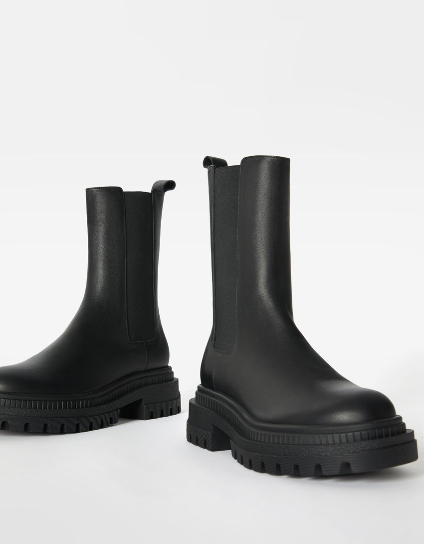 Botas de tornozelo planas de COURO com elásticos laterais
