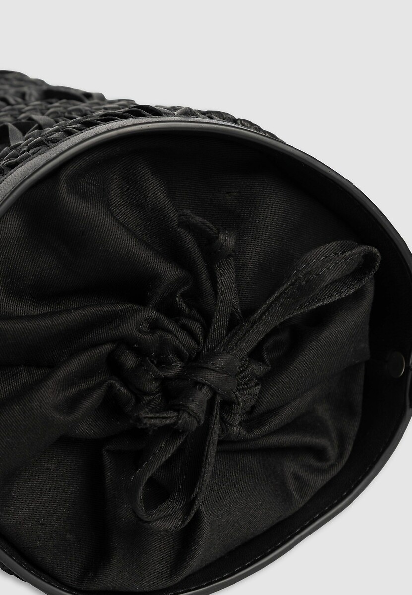 Bolsa tipo saco IKKS com alça de ombro, em couro trançado com franjas.