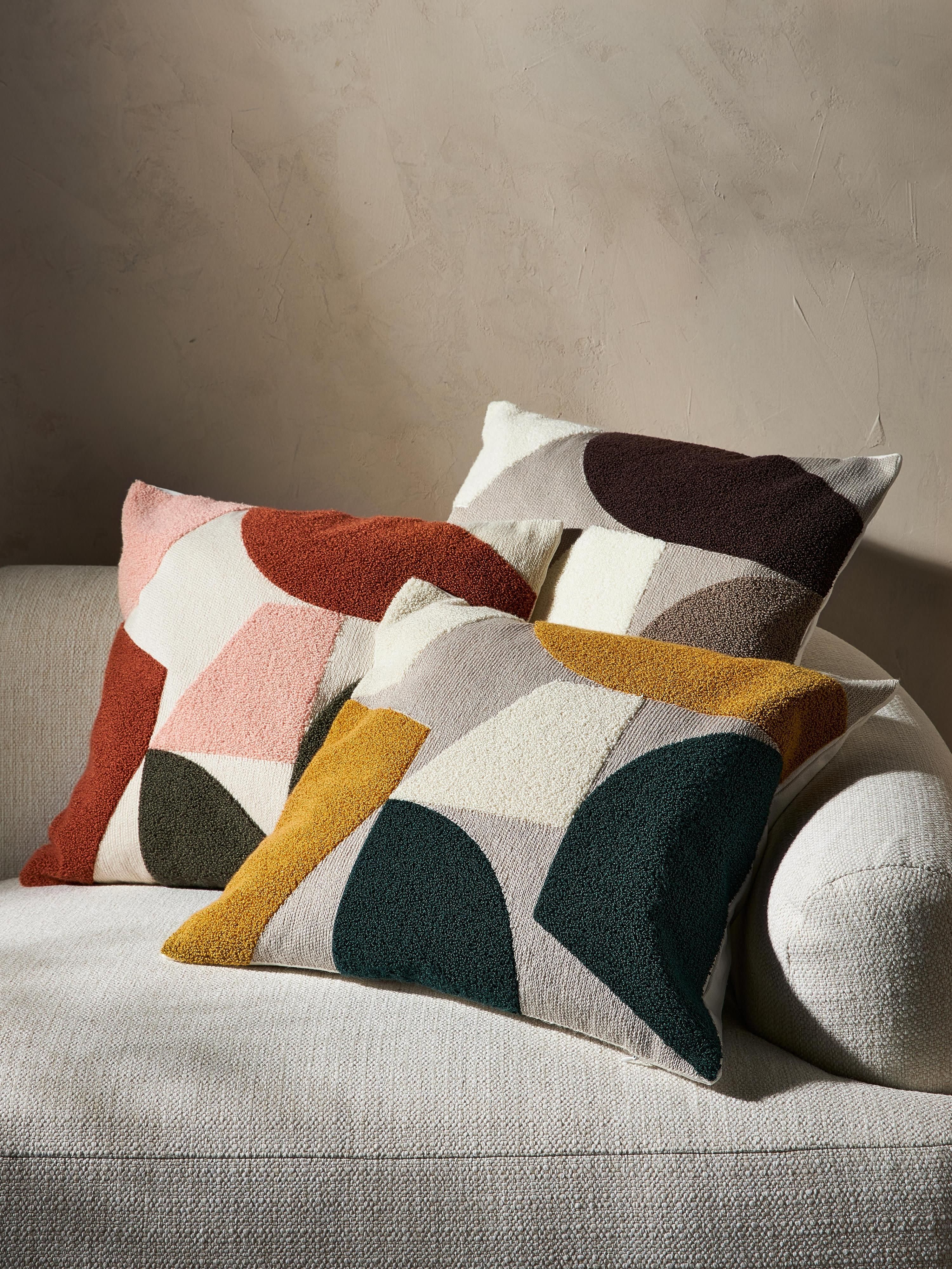 Katoenen kussenhoes Nomi met abstracte decoratie