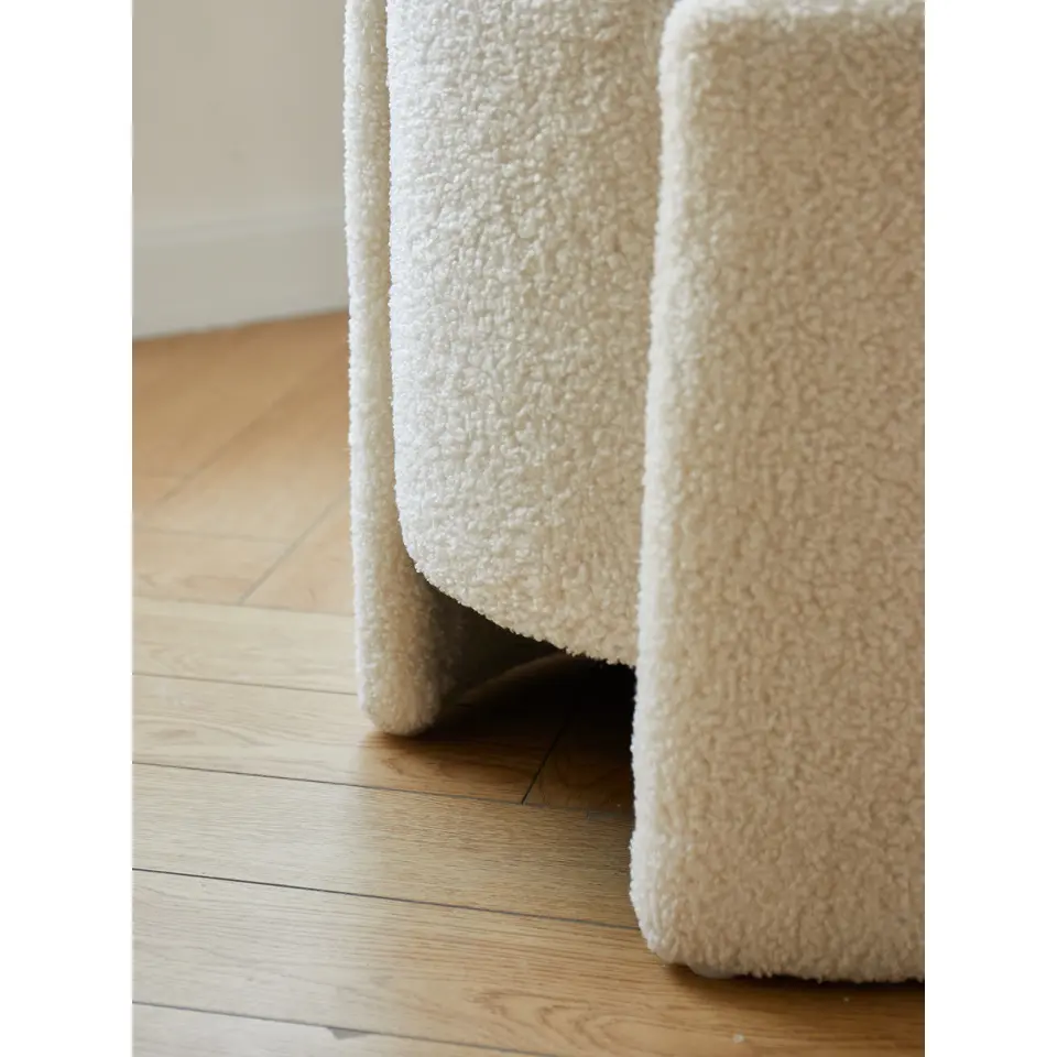Pouf met witte krullen in Scandinavische stijl