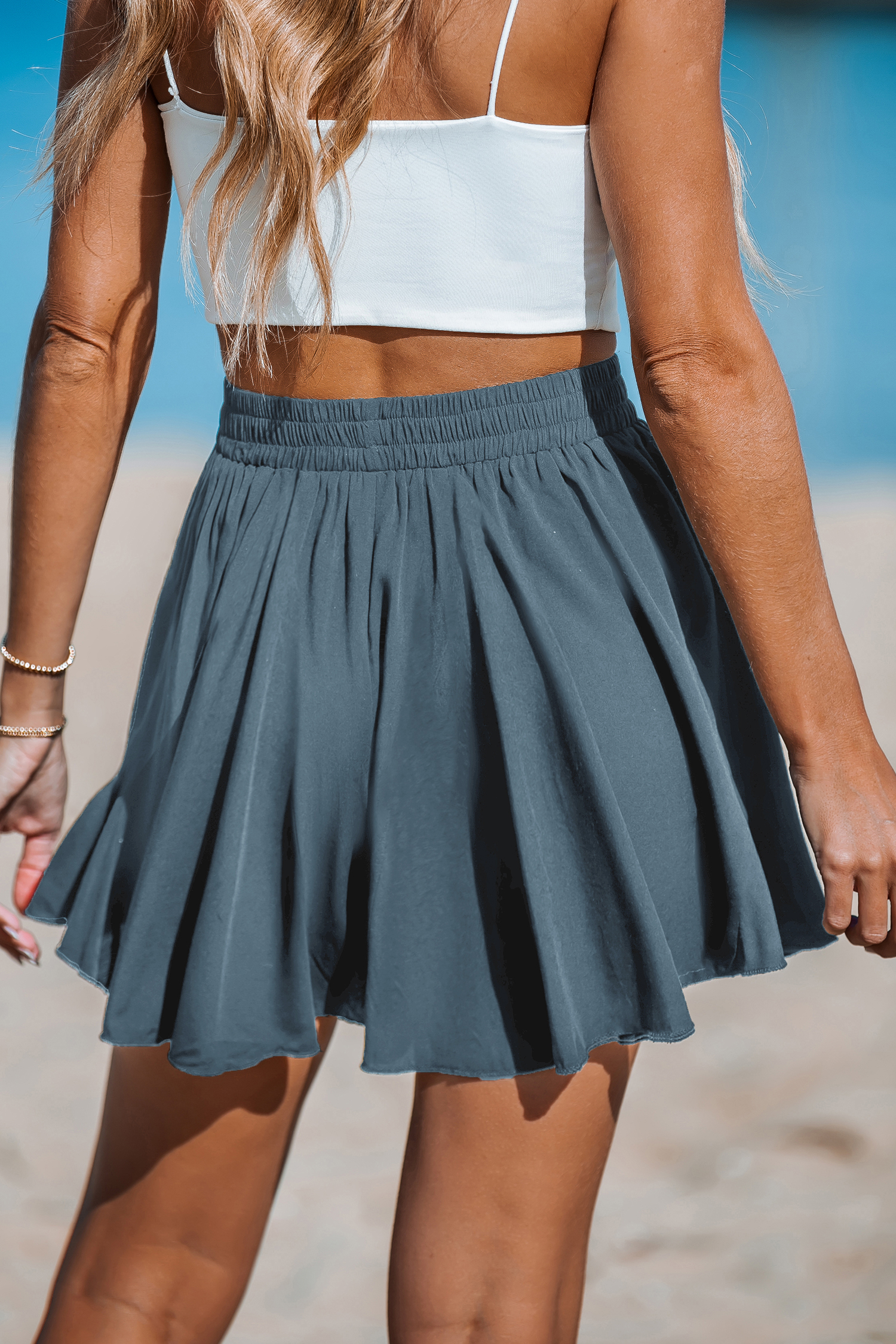 Short avec taille élastique et jambe évasée à volants bleu