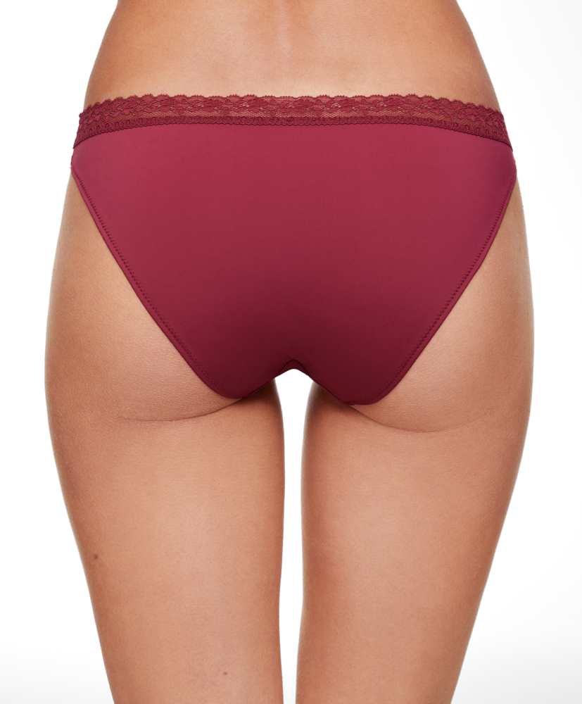 Conjunto de 5 calcinhas clássicas em poliamida com detalhes em renda floral.