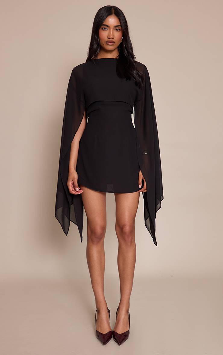Noir Robe Courte À Détail Cape