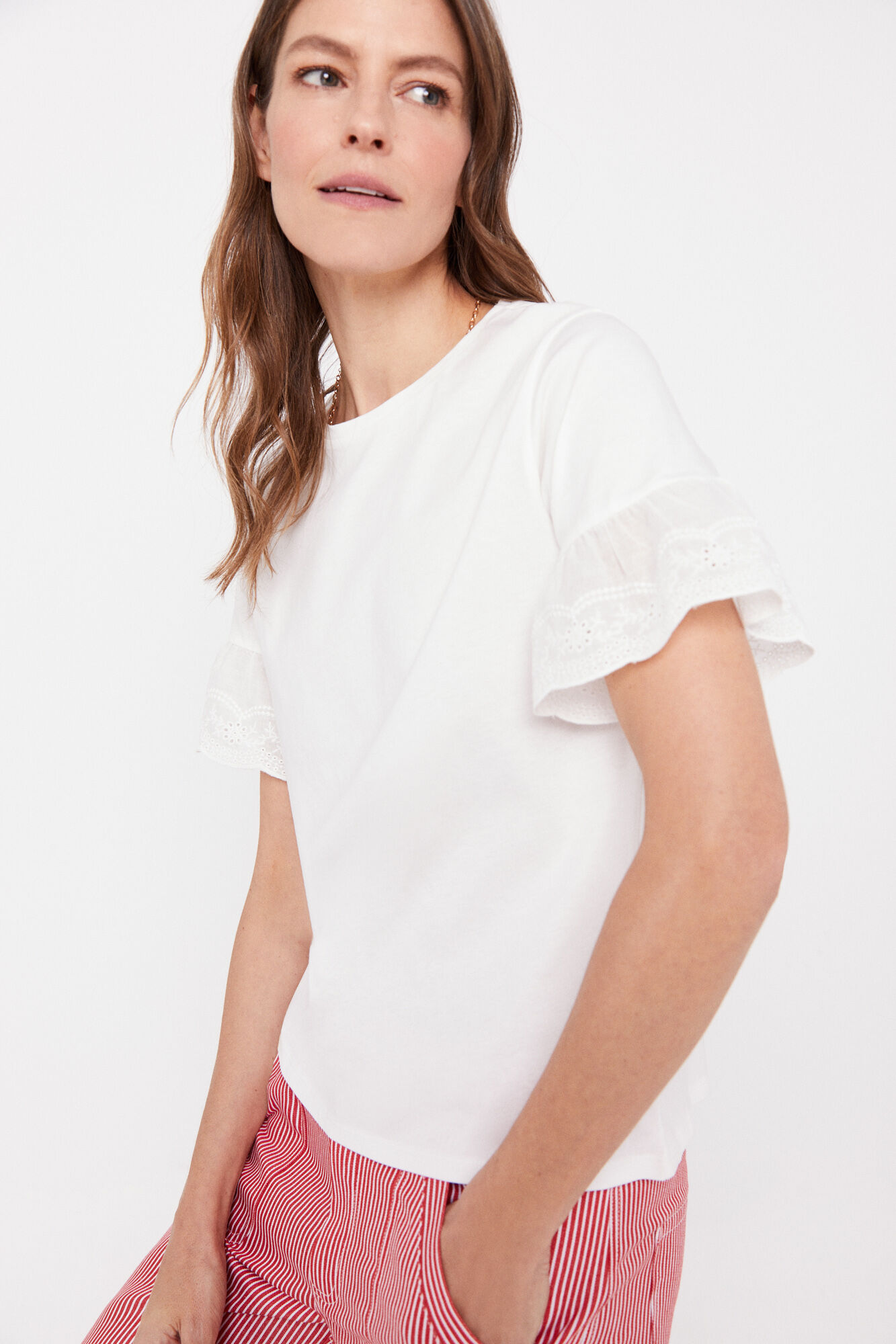 Camiseta combinada com bordado inglês - Branca