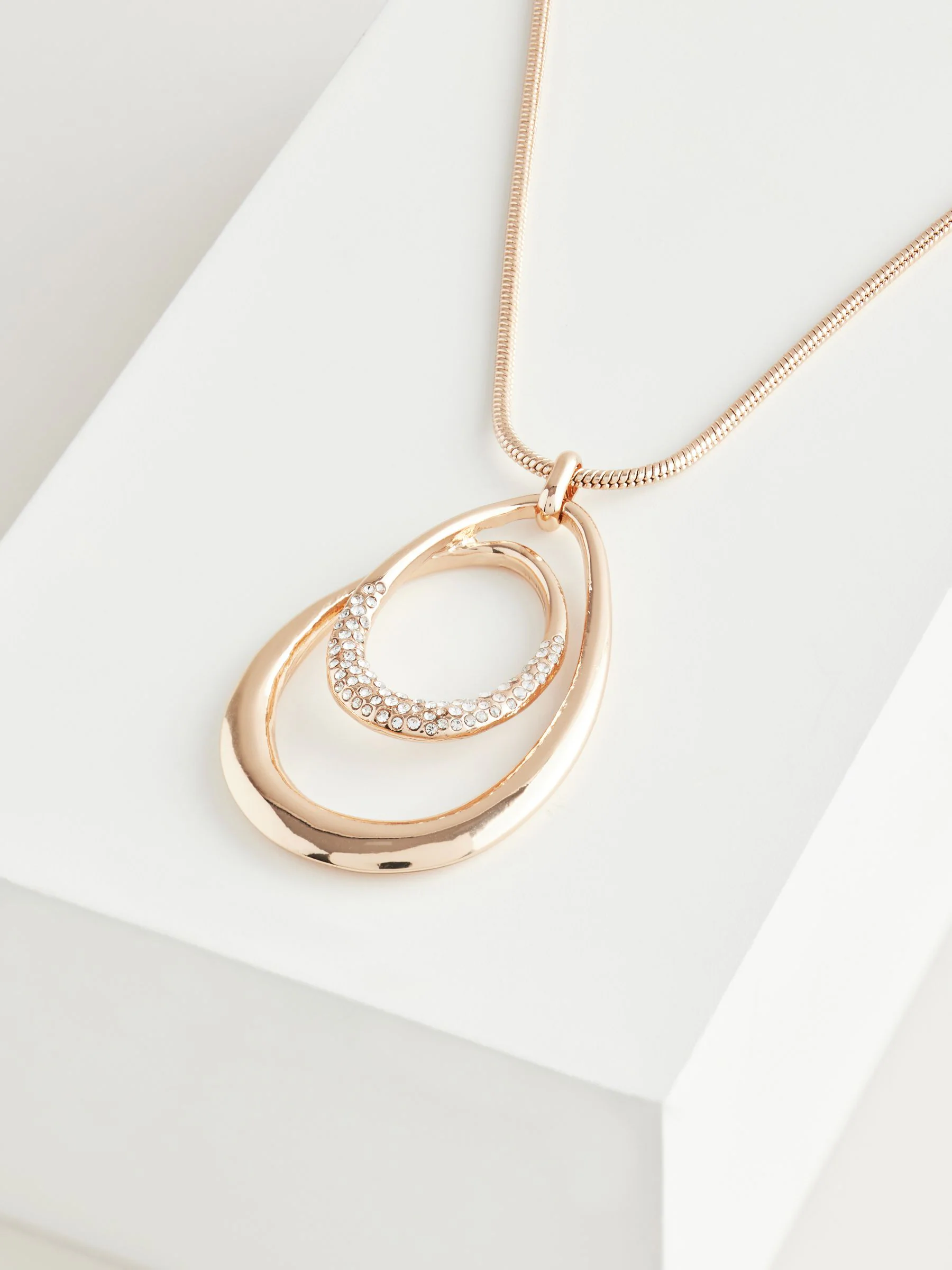 Goudkleurig - Ketting met ovale gedraaide hanger