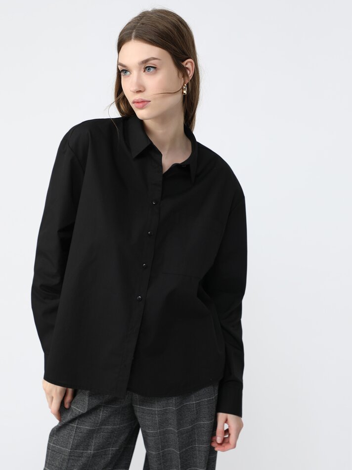 Camisa básica com bolso - Preta