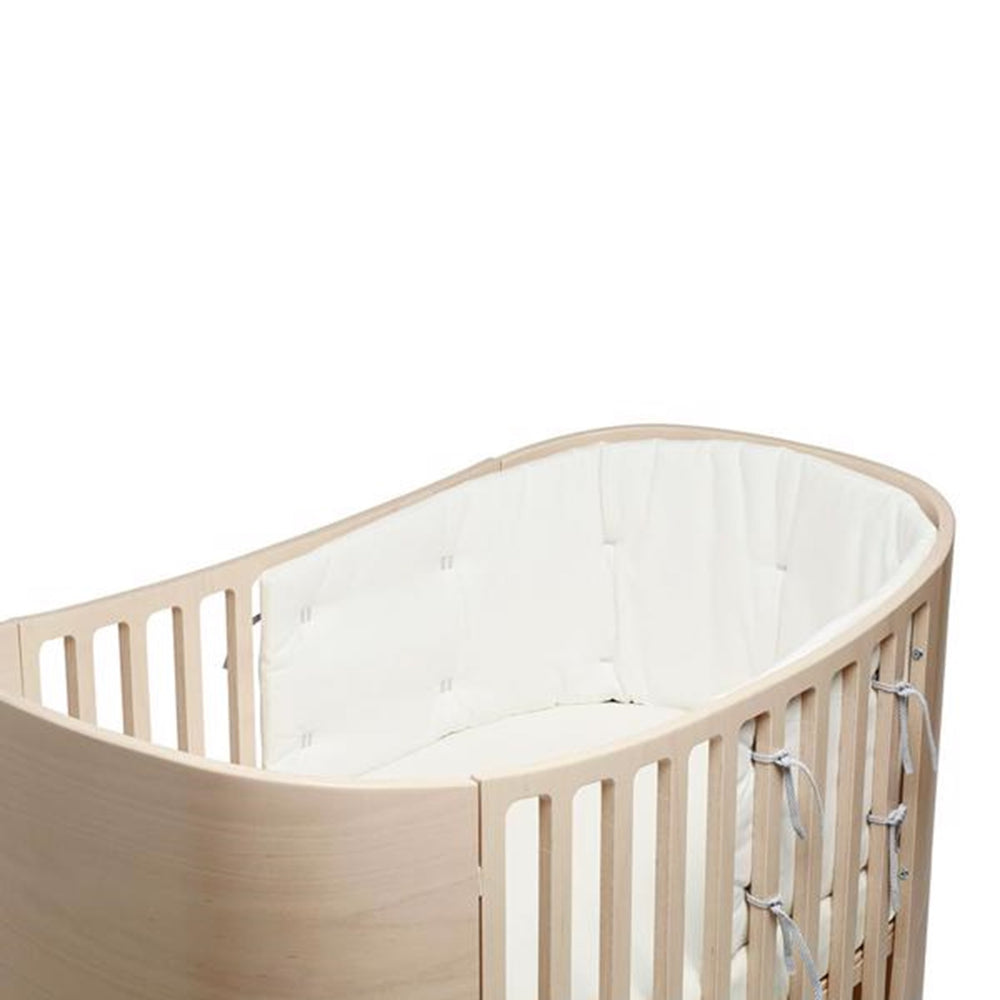 Køb Leander Quilted Sengerand til Babyseng Snow