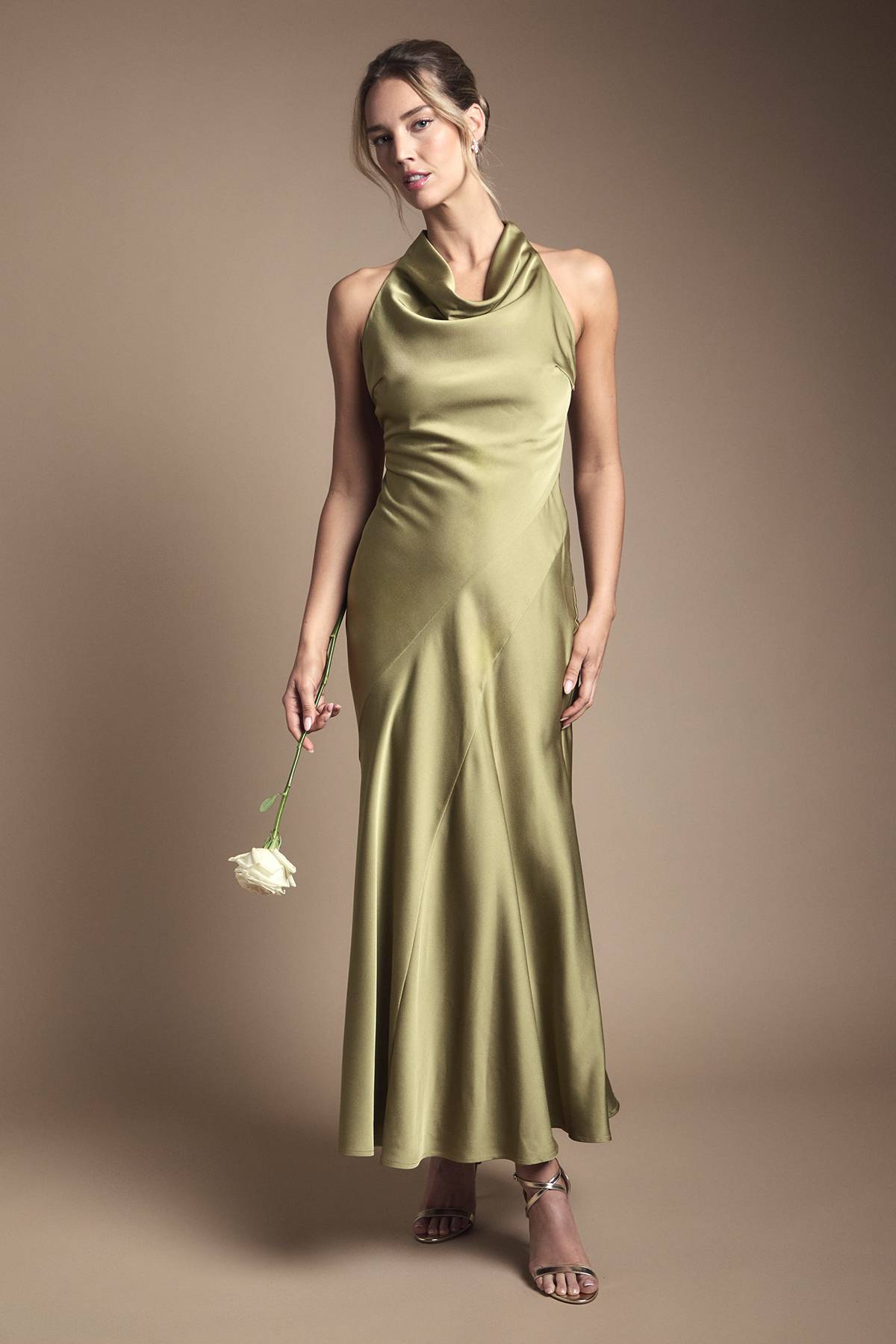 Oasis Robe de Demoiselle d'Honneur Longue en Satin à Col Bénitier et Dos Nu Petite Oasis