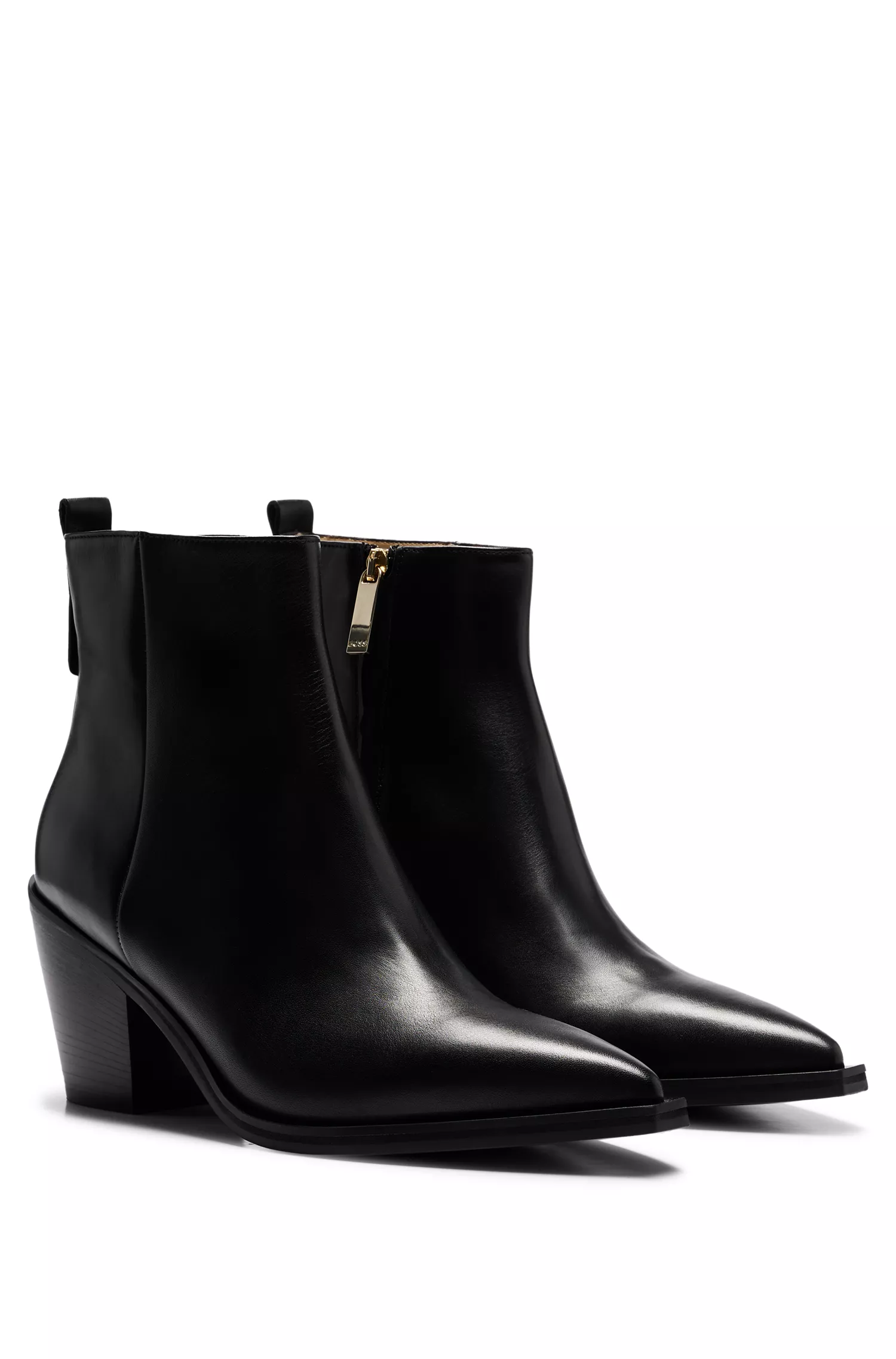 Botas BOSS de couro preto com salto cubano e bico fino.