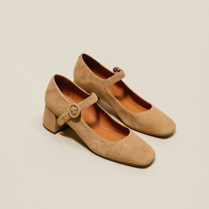 Salomés à talons et bouts carrés  en velours beige