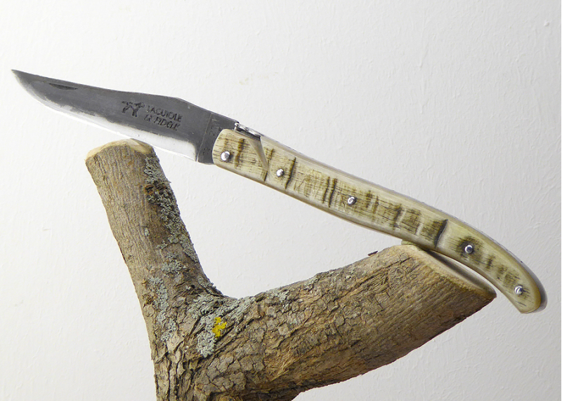 Couteau Laguiole avec un manche en Corne de bélier et lame brute