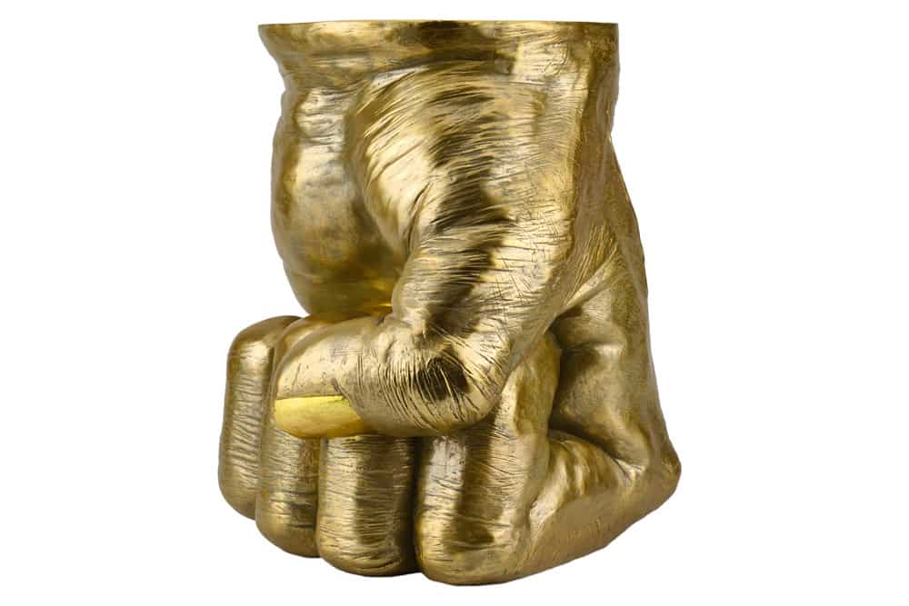 Handgefertigter Beistelltisch FIST 50cm gold runde Tischplatte Faust-Skulptur