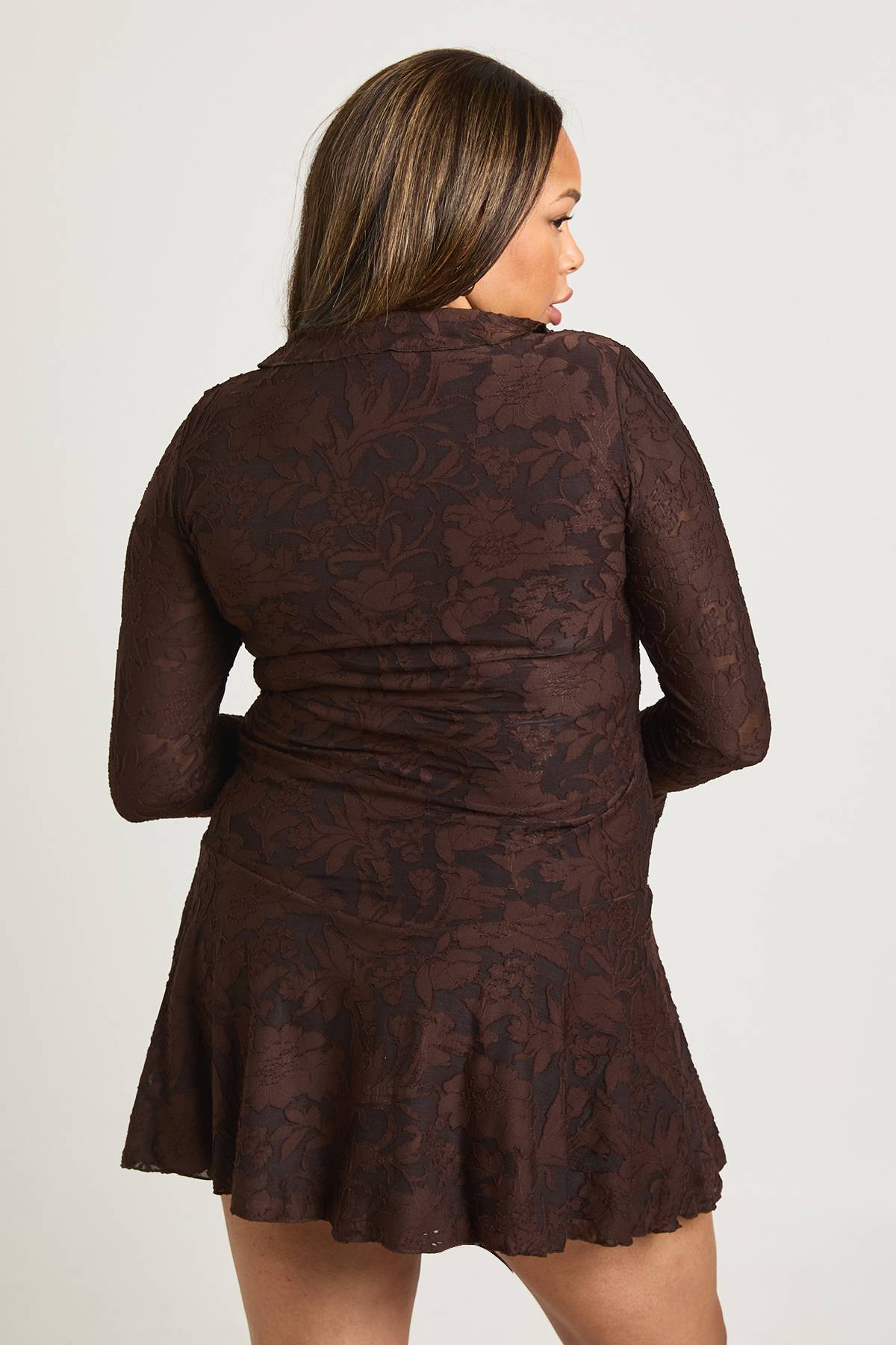 boohoo Robe Courte Grande Taille À Imprimé Floral Dévoré Avec Volants Devant