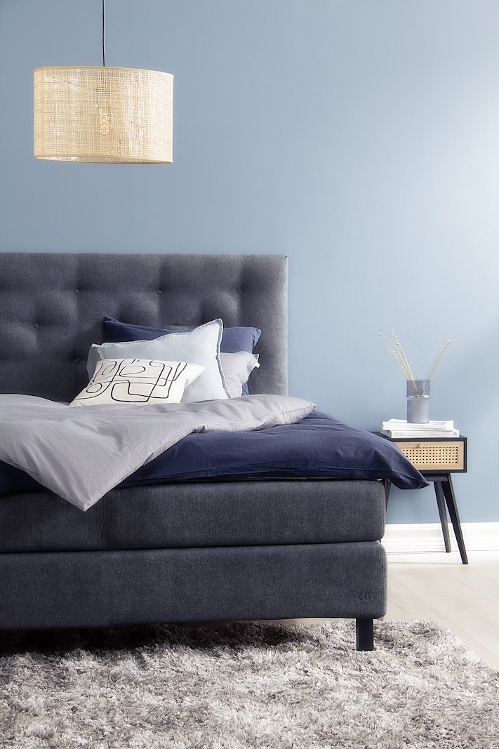 Komfort 5 kontinentalseng 150x200 cm i tekstil Primo mørk grå 96 med medium/medium fasthet, Komfort 5 overmadrass og firkantet sorte ben 15 cm