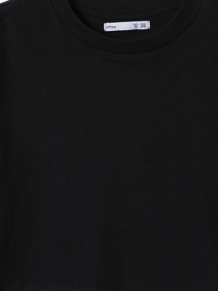 Camiseta cropped de manga curta - Preta