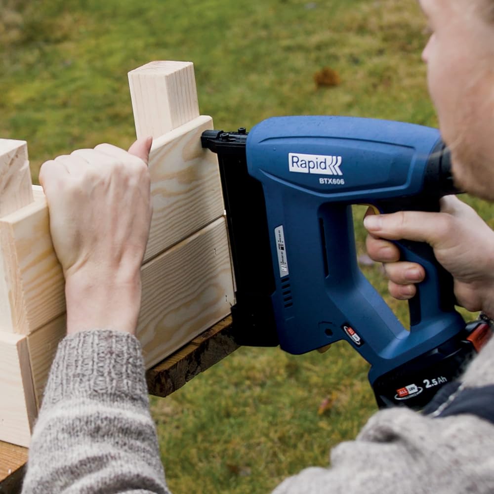 Rapid BTX606 - Agrafeuse Murale P4A 18V, Agrafeuse-Cloueuse électrique Sans Fil à Batterie, pour Agrafes à Couronne étroite & Pointes, Bois Dur & Tendre + Batterie 2,5 Ah, Chargeur, Malette : Bricolage