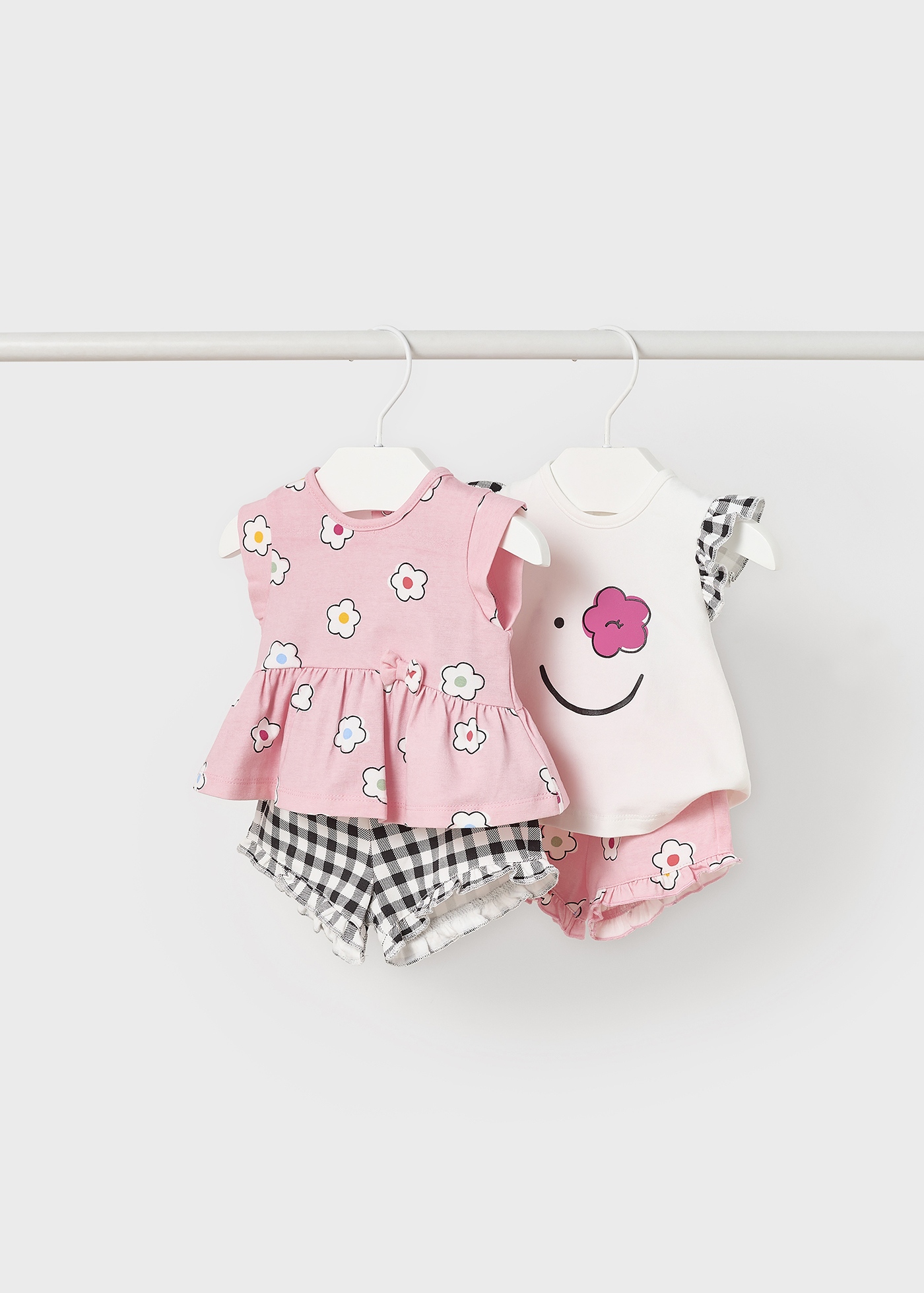 Conjunto de 4 peças em algodão sustentável para recém-nascidos.