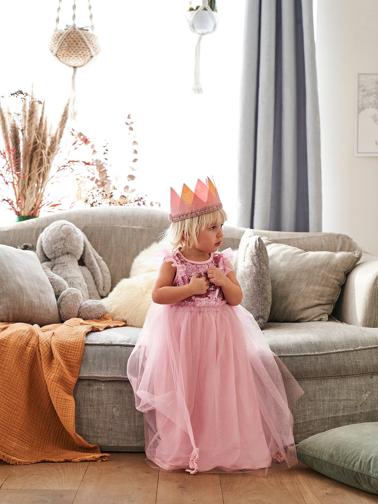 Traje de princesa com véu e coroa verde-esmeralda