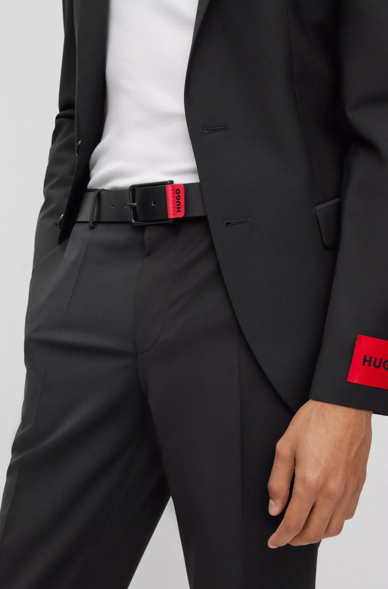 Cinto HUGO em couro vermelho com detalhe do logotipo vermelho característico.