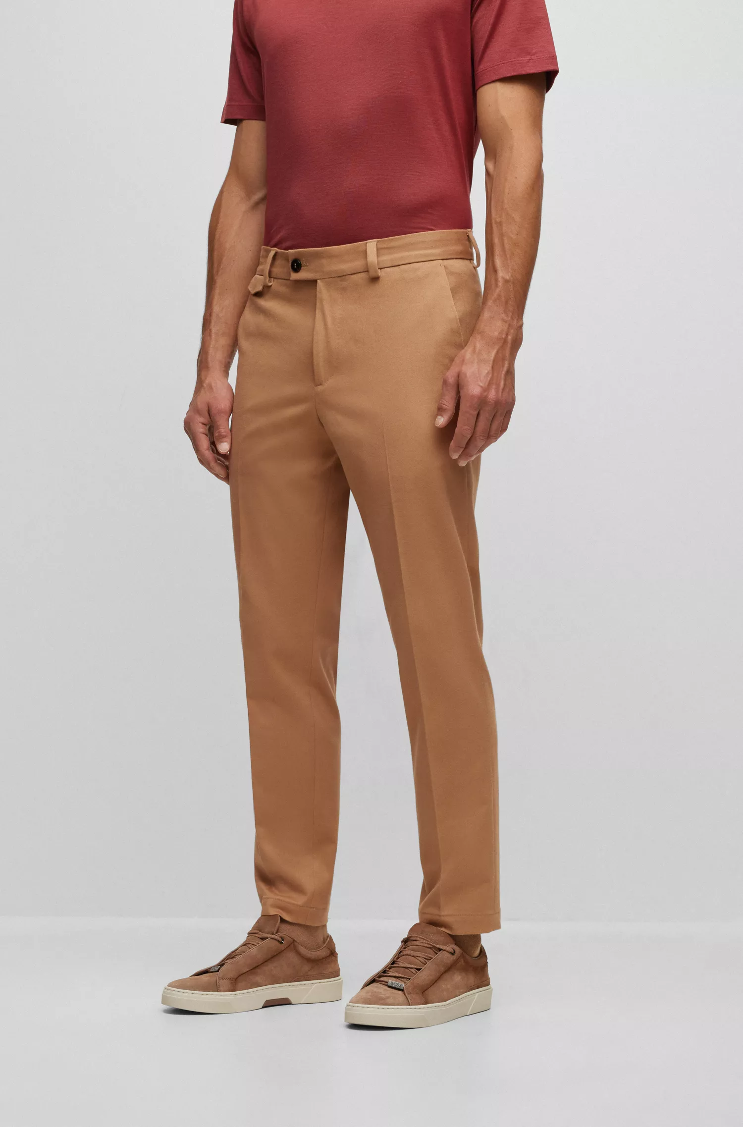 Calça BOSS Camel de corte afunilado em algodão elástico com cashmere.