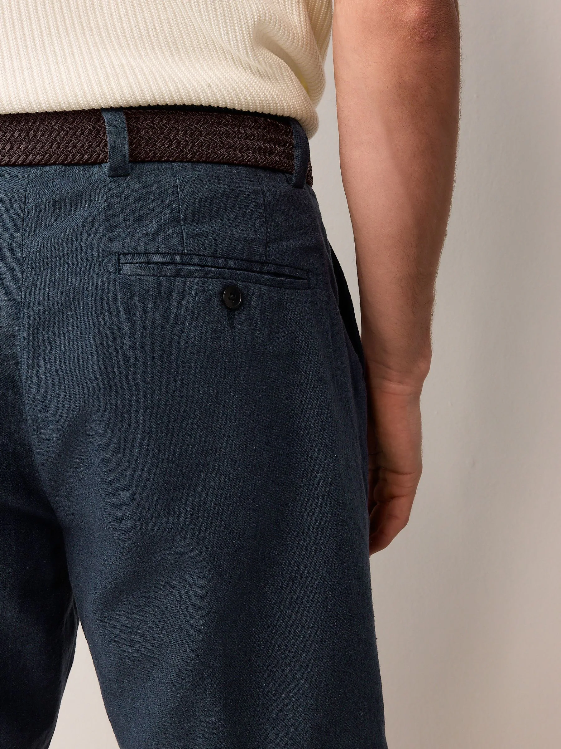 Marineblauw - Chinoshort van linnen-katoen met riem inbegrepen