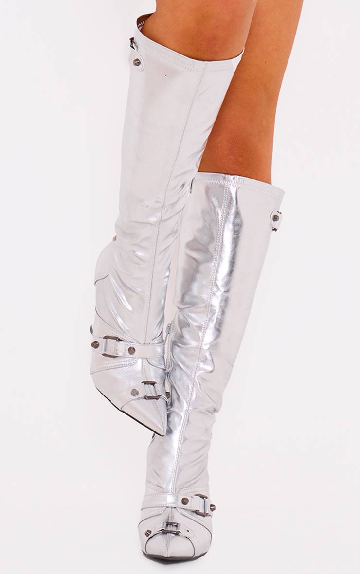 Argenté Bottes Hautes À Talons En SYNTHÉTIQUE Métallisé Avec Détails De Boucles