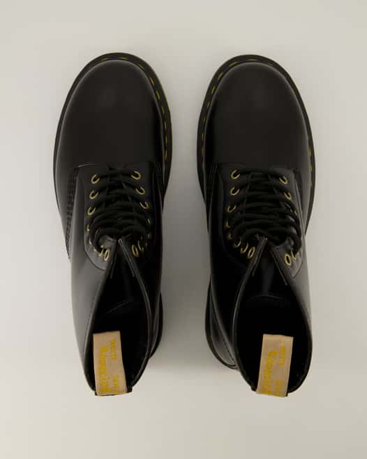 Dr. Martens Vegan 1460 Stiefeletten in Schwarz