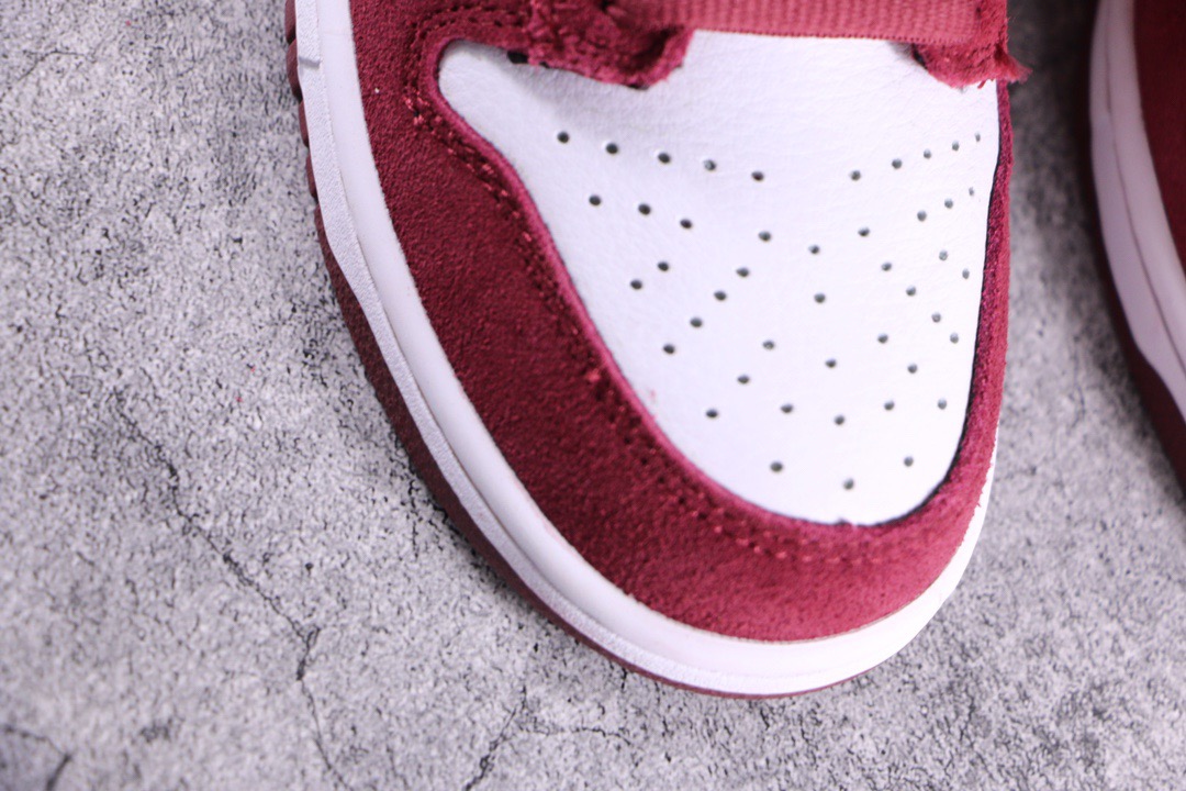 Nike SB Dunk Low Anchorman