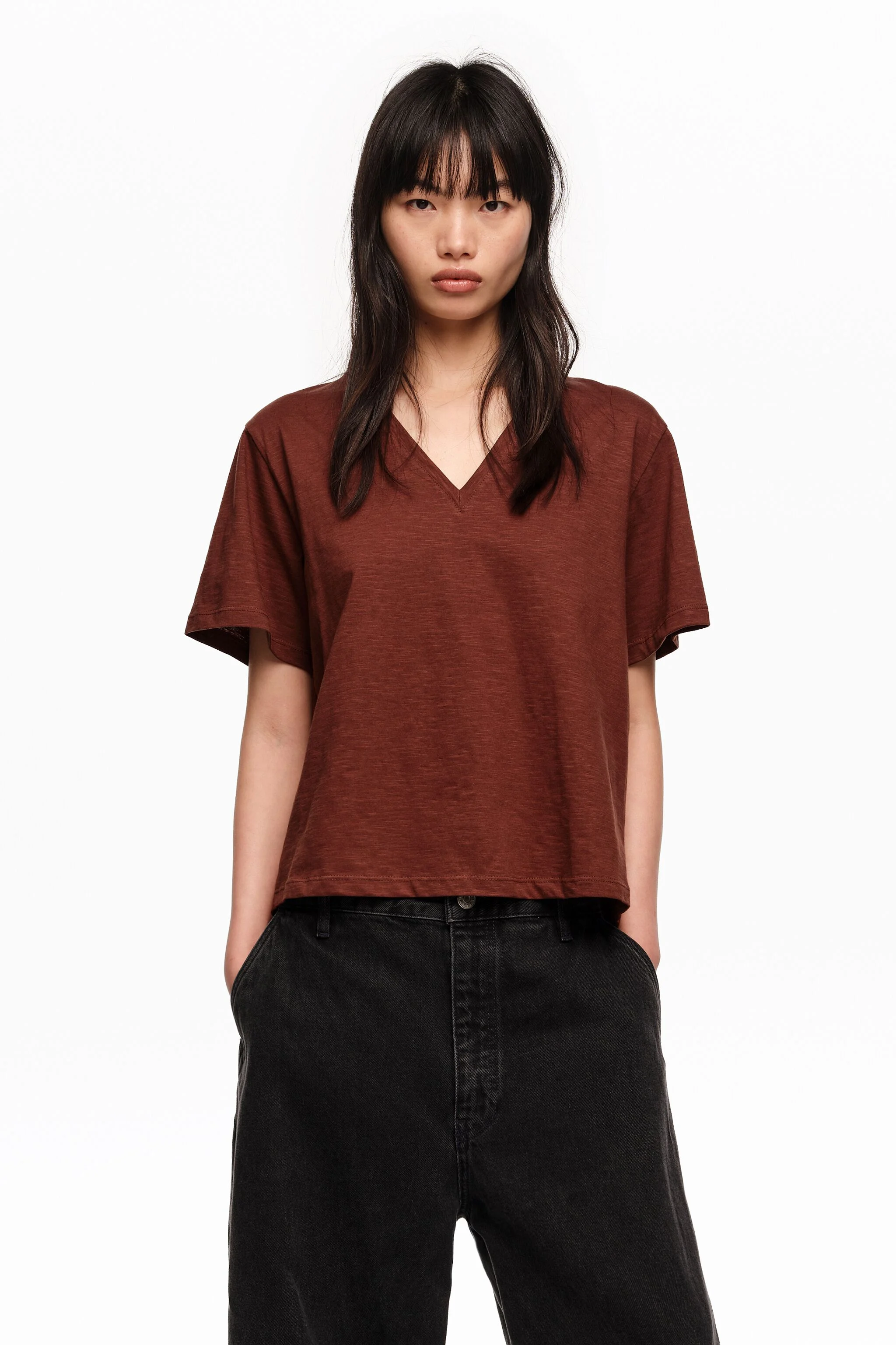 Camiseta marrom de algodão com decote em V